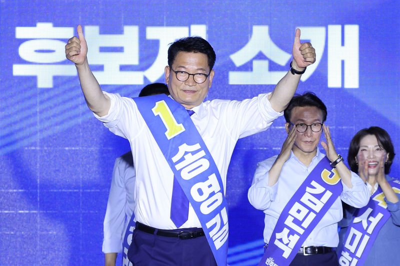 더불어민주당 당권 주자인 송영길 의원이 2일 부산 벡스코에서 열린 당대표·최고위원 합동연설회에서 당원들에게 인사하고 있다. 뉴스1