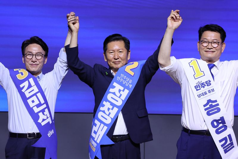 더불어민주당 당권 주자인 김민석(왼쪽부터), 정청래, 송영길 의원이 1일 대전 유성구 대전컨벤션센터에서 열린 당대표·최고위원 합동연설회에서 손을 맞잡고 당원들에게 인사하고 있다. 뉴스1
