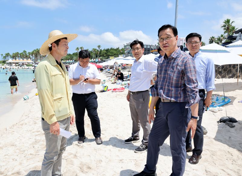 위성곤 제주도지사가 2일 제주시 협재·금능해수욕장을 찾아 피서객 이용 상황과 안전관리 실태를 점검하고 있다. 제주도는 올여름 인명사고와 불친절, 바가지요금이 없는 ‘삼무 해수욕장’을 목표로 현장 관리와 합동 점검을 강화하고 있다. /사진=제주특별자치도 제공