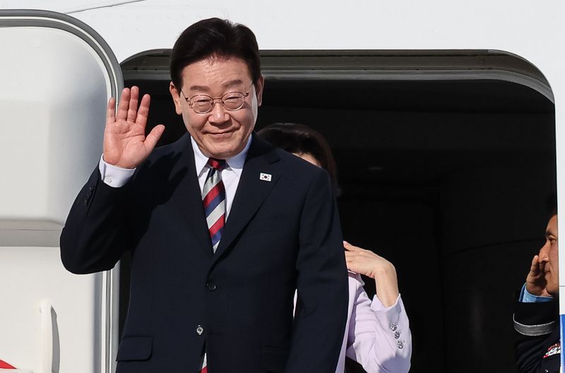 이재명 대통령이 2일(현지시간) 독일 프랑크푸르트 국제공항에 도착해 환영객들에게 인사하고 있다. 뉴스1