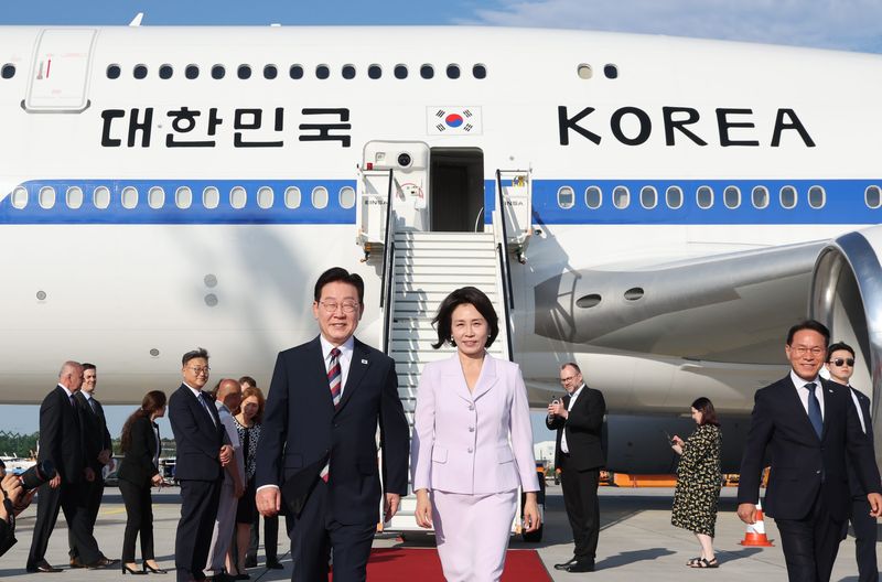 동포 오찬간담회에 참석하기 위해 프랑크푸르트를 방문한 이재명 대통령과 김혜경 여사가 2일(현지시간) 독일 프랑크푸르트 국제공항에 도착해 이동하고 있다. 뉴시스