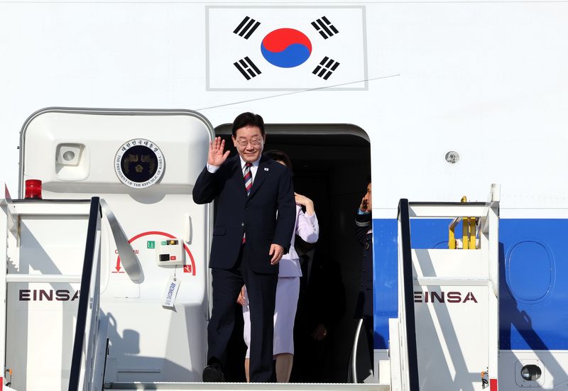 동포 오찬간담회에 참석하기 위해 독일 프랑크푸르트를 방문한 이재명 대통령이 2일(현지시간) 프랑크푸르트 국제공항에 도착해 인사를 하고 있다. 강유정 청와대 수석대변인은 2일 공지를 통해 "이재명 대통령은 7박 11일의 미국·남미 순방을 마치고 귀국하는대로 청와대로 출근해 부동산 정책, 주식시장을 비롯한 국내 현안과 관련해 비공개 회의를 가질 예정"이라고 했다. 뉴시스 제공