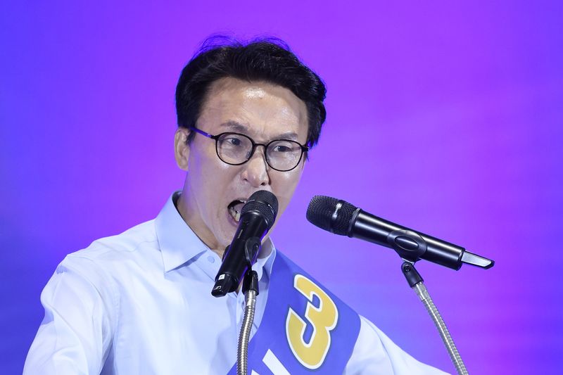 더불어민주당 당권 주자인 김민석 의원이 2일 울산 울주군 울산전시컨벤션센터에서 열린 당대표·최고위원 합동연설회에서 정견 발표를 하고 있다. 2026.8.2 ⓒ 뉴스1 신웅수 기자