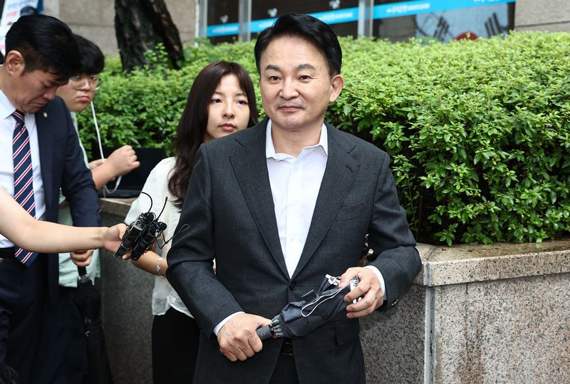 원희룡 전 국토교통부 장관이 23일 직권남용 권리행사방해혐의 관련 피의자 조사를 받기 위해 경기 과천 2차 종합특검 사무실로 출석하고 있다. 2026.7.23 ⓒ 뉴스1 김도우 기자