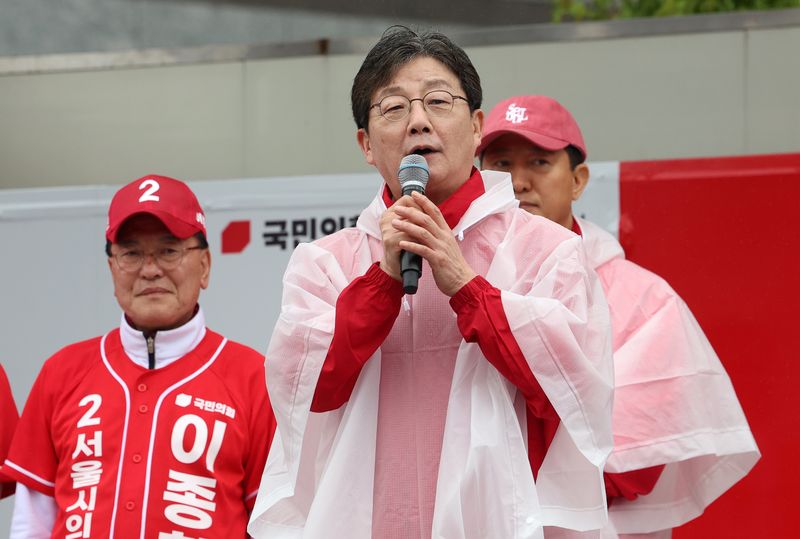 [서울=뉴시스] 이영환 기자 = 유승민 전 의원이 21일 오전 서울 강북구 삼양사거리에서 진행된 오세훈 국민의힘 서울시장 후보 선거 유세에서 지지발언을 하고 있다. 2026.05.21. 20hwan@newsis.com