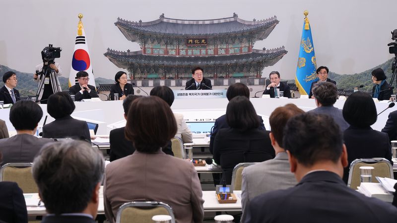 [서울=뉴시스] 조성봉 기자 = 이재명 대통령이 16일 청와대 영빈관에서 열린 '삶으로 체감하는 대체불가 대한민국-국민과 함께하는 두 번째 업무보고'에서 발언을 하고 있다. (청와대통신사진기자단) 2026.07.16. suncho21@newsis.com