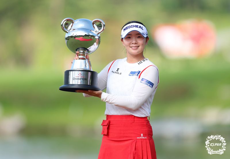 이다연이 2일 KLPGA 오로라월드 챔피언십에서 우승한 뒤 트로피를 들고 활짝 웃고 있다. (KLPGA 제공)