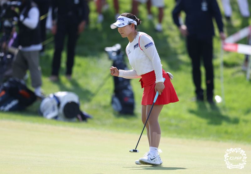 이다연이 2일 열린 KLPGA 오로라월드 챔피언십 최종 4라운드 18번홀에서 버디를 성공한 뒤 주먹을 불끈 쥐고 있다. (KLPGA 제공)