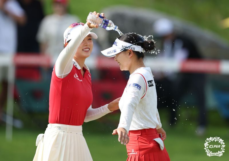 우승 확정 직후 동료들의 물셰레를 받고 있는 이다연. (KLPGA 제공)