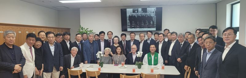 미셸 스틸 주한미국대사(탁자 왼쪽 세번째부터)가 남편 숀 스틸 변호사, 김운성 담임목사와 2일 서울 중구 수표로 영락교회에서 주일예배를 가진 뒤 교회측 인사들과 기념촬영을 하고 있다. 영락교회 교인 제공