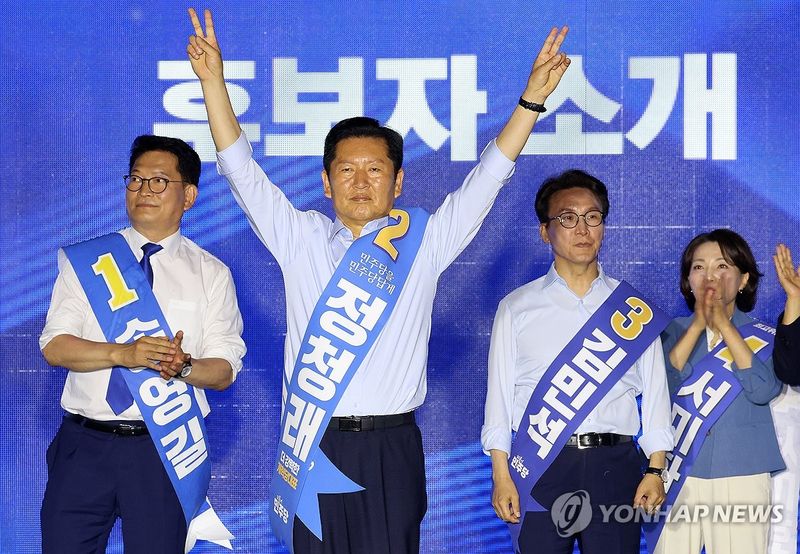 부산 당원들 향해 인사하는 정청래 후보 (출처=연합뉴스)