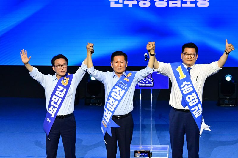 [창원=뉴시스] 차용현 기자 = 김민석(왼쪽부터), 정청래, 송영길 더불어민주당 당대표 후보가 2일 오후 경남 창원대학교 종합교육관 이룸홀에서 열린 더불어민주당 당대표·최고위원 합동연설회에서 기념사진 찍고 있다. 2026.08.02. con@newsis.com