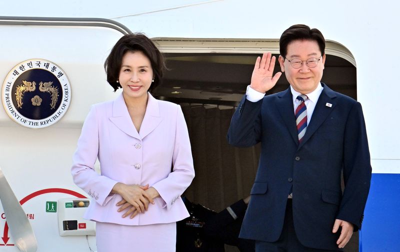 독일 프랑크푸르트 방문을 마친 이재명 대통령과 김혜경 여사가 2일(현지 시간) 프랑크푸르트 국제공항에서 한국 출발에 앞서 인사를 하고 있다. 뉴시스