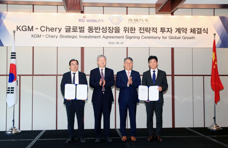 KGM-체리자동차 글로벌 동반성장을 위한 전략적 투자 계약 체결식 및 기자간담회가 지난 2일 서울 용산구 그랜드 하얏트 서울에서 열린 가운데 계약서 체리자동차 장귀빙 사장(왼쪽부터), 체리자동차 인퉁웨 회장, KGM 곽재선 회장, KGM 황기영 대표이사가 서명 후 기념촬영을 하고 있다. 사진=KGM 제공