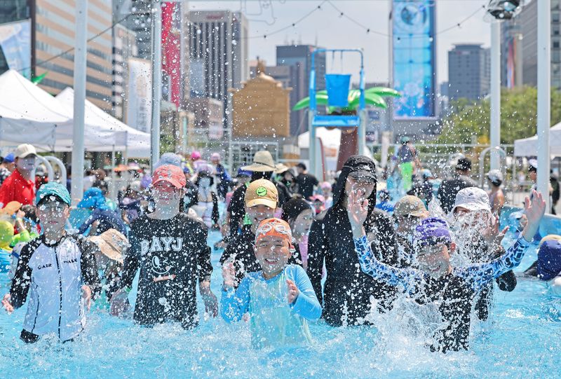 폭염이 지속된 2일 오후 서울 종로구 광화문광장에 마련된 2026 서울썸머비치 물놀이장에서 어린이들이 물놀이를 하고 있다. 뉴시스
