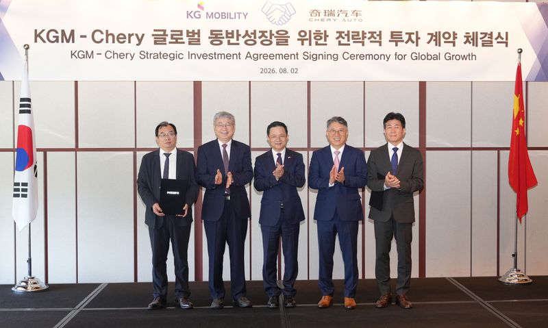 KGM-체리자동차 글로벌 동반성장을 위한 전략적 투자 계약 체결식이 지난 2일 서울 용산구 그랜드 하얏트 서울 에서 열린 가운데 체리자동차 장귀빙 사장(왼쪽부터), 체리자동차 인퉁웨 회장, 다이빙 주한중국대사, KGM 곽재선 회장, KGM 황기영 대표이사가 기념촬영을 하고 있다. 사진=KGM 제공