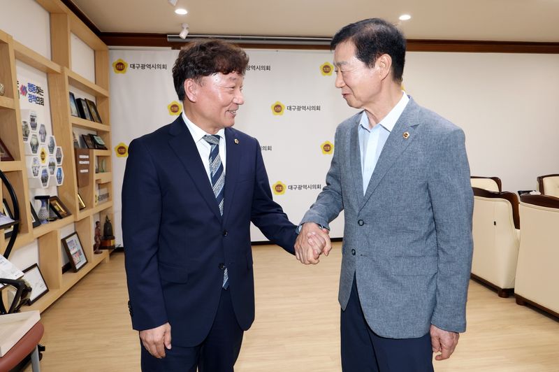 남종섭 경기도의회 의장(왼쪽)이 지난달 31일 대구광역시의회를 찾아 임인환 의장과 지방의회법 제정을 위한 광역의회 간 연대 강화 방안을 논의했다.(경기도의회 제공. 재판매 및 DB금지)/뉴스1