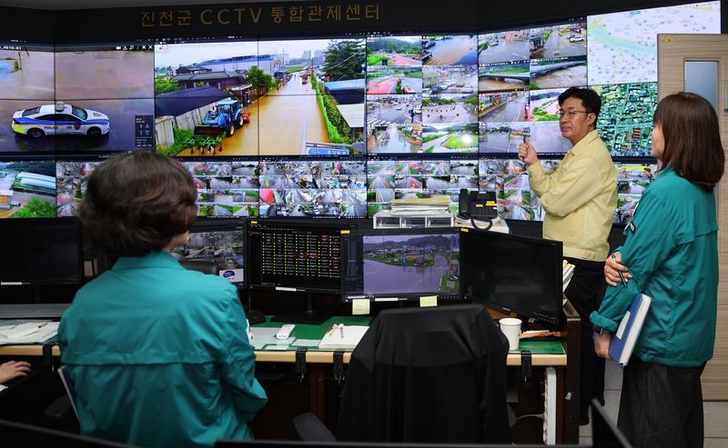 CCTV 통합관제센터 찾은 김명식 진천군수.(진천군 제공. 재판매 및 DB금지)/뉴스1