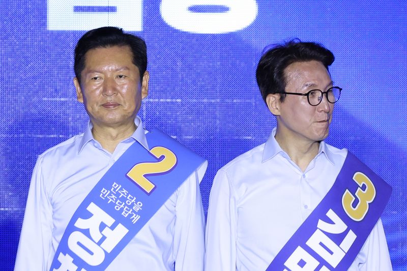 더불어민주당 당권 주자인 정청래(왼쪽), 김민석 의원이 2일 부산 벡스코에서 열린 당대표·최고위원 합동연설회에서 자리하고 있다. 2026.8.2 ⓒ 뉴스1 신웅수 기자