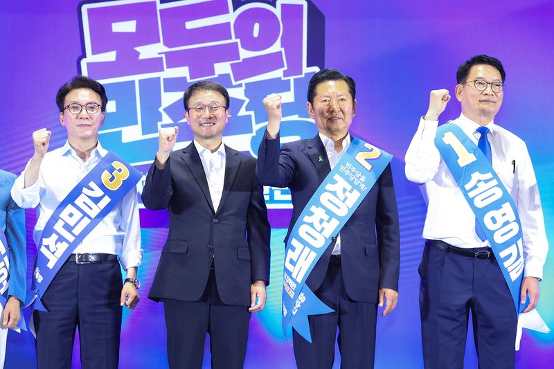 한병도 당대표 직무대행 겸 원내대표(왼쪽 두 번째)가 2일 울산 울주군 울산전시컨벤션센터에서 열린 당대표·최고위원 합동연설회에서 당대표 후보들과 기념 촬영을 하고 있다. 왼쪽부터 김민석 후보, 한 직무대행, 정청래·송영길 후보. 2026.8.2 ⓒ 뉴스1 신웅수 기자