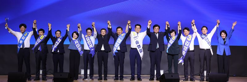 한병도 더불어민주당 당대표 직무대행 겸 원내대표가 1일 대전 유성구 대전컨벤션센터에서 열린 당대표·최고위원 합동연설회에서 후보들과 기념 촬영을 하고 있다. 왼쪽부터 김용·이성윤·박선원·서미화 최고위원 후보, 김민석 당대표 후보, 한 직무대행, 정청래·송영길 당대표 후보, 소병훈 중앙당선관위원장, 임미애·김영호·한민수·최민희 최고위원 후보. 2026.8.1 ⓒ 뉴스1 신웅수 기자