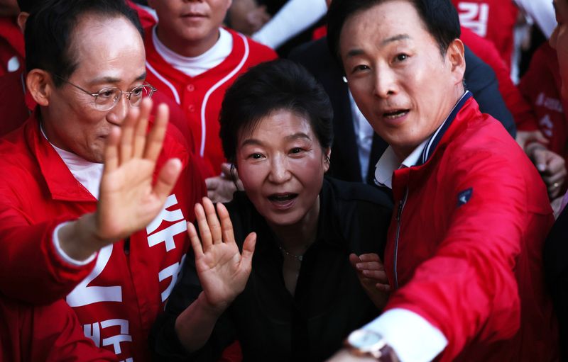 박근혜 전 대통령이 지난 5월31일 오후 대구 수성구 수성못을 찾아 추경호 국민의힘 대구시장 후보 지원 유세를 하고 있다. 뉴시스