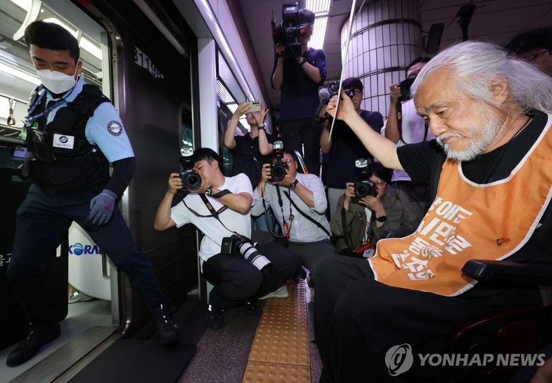 전국장애인차별철폐연대(전장연) 소속회원들이 지난 7월 2일 시청역 1호선 서울역 방면 플랫폼에서 '69차 출근길 지하철 탑니다' 시위를 하고 있다. 연합뉴스