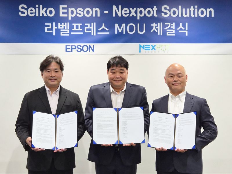 모로후시 준 한국엡손 대표(왼쪽부터), 박준표 넥스팟 솔루션 대표, 키무라 토모아키 세이코 엡손 라벨프레스사업관리부 부장이 지난 7월29일 서울 삼성동 한국엡손 본사에서 위조방지 보안 라벨 시장 확대를 위한 업무협약을 체결한 후 기념촬영을 하고 있다. 한국엡손 제공