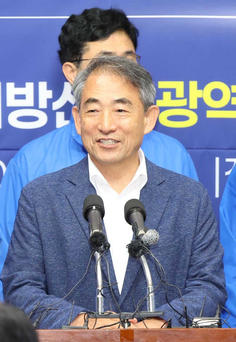 윤준병 더불어민주당 의원이 지난 5월 비행기 기내식과 배 선식도 원사지 표시를 의무화하는 법안을 발의했다. 뉴스1