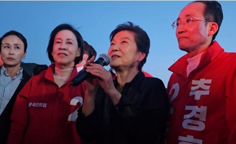 추경호 국민의힘 대구시장 후보 지원 유세에 나선 박근혜 전 대통령이 31일 오후 대구 수성못에서 취재진과 만나 수성못을 찾은 소회를 밝히고 있다. 2026.5.31 ⓒ 뉴스1 남승렬 기자