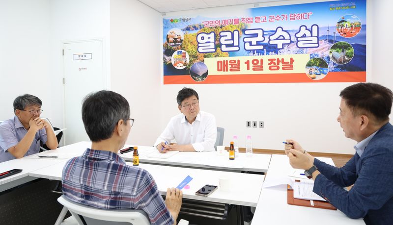 [횡성=뉴시스] 장신상 군수(가운데)가 지난 1일 횡성전통시장에서 열린 '장날 열린 군수실'에서 군민들의 건의사항을 청취하고 있다. (사진=횡성군 제공) 2026.08.03. photo@newsis.com *재판매 및 DB 금지