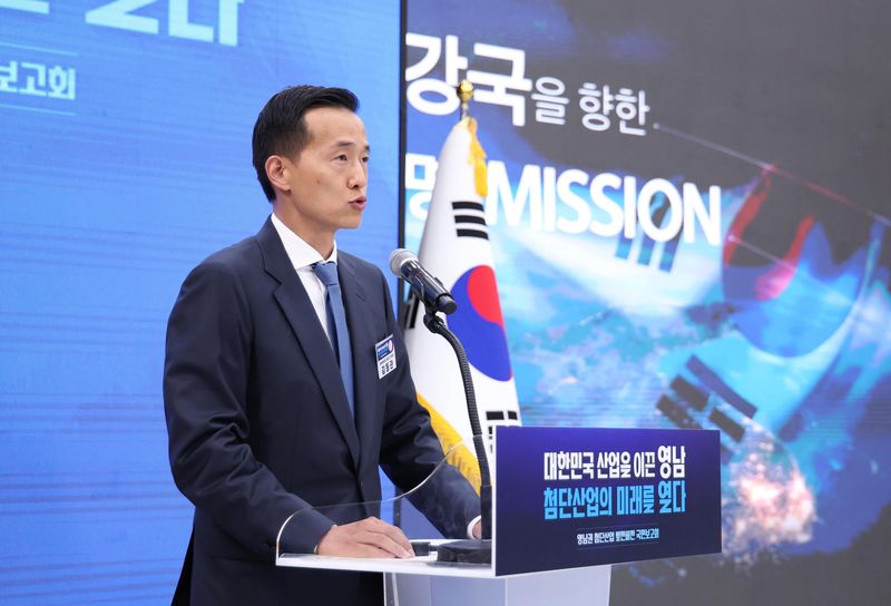 [진주=뉴시스] 조성봉 기자 = 김동관 한화그룹 수석부회장이 지난달 3일 경남 진주에서 열린 영남권 첨단산업 발전비전 국민보고회에서 투자계획을 발표하고 있다. 2026.07.03. suncho21@newsis.com