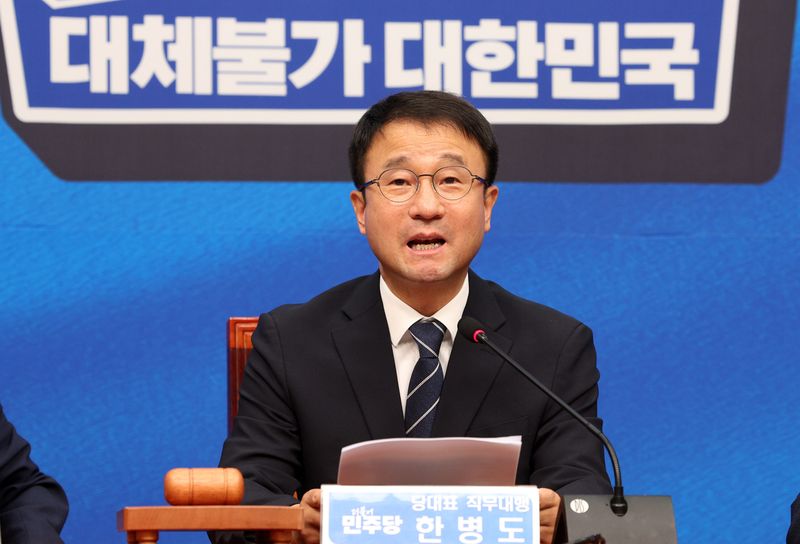 [서울=뉴시스] 고범준 기자 = 한병도 더불어민주당 대표 직무대행 겸 원내대표가 3일 서울 여의도 국회에서 열린 최고위원회의에서 발언하고 있다. 뉴시스