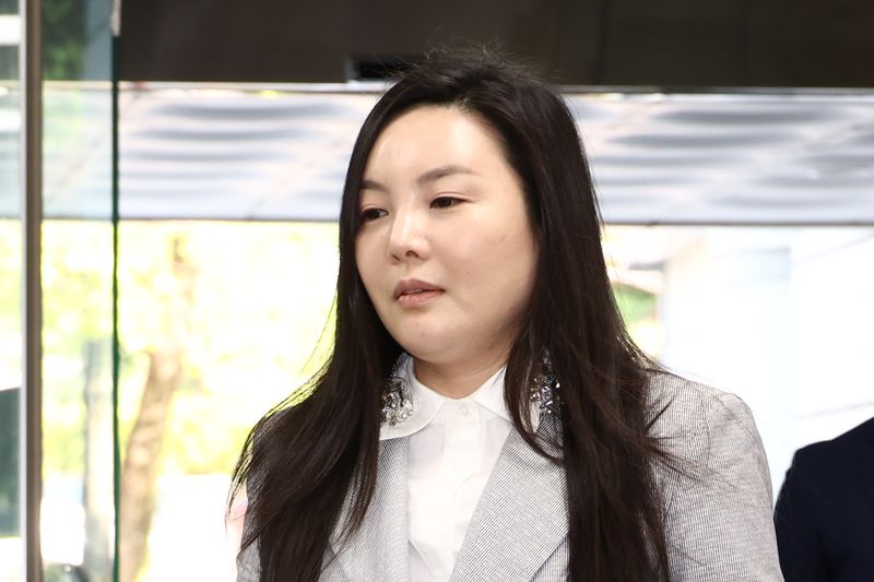 300억원대 사기 혐의를 받는 차가원 피아크그룹 회장 및 원헌드레드 대표가 구속 전 피의자 심문(영장실질심사)를 받기 위해 3일 서울중앙지방법원으로 출석하고 있다. 차 대표는 자사 소속 연예인의 지식재산권(IP)을 이용한 사업을 주식회사 노머스에 제안해 계약을 체결하고 242억원의 선수금을 받았으나 실제 사업을 이행하지 않은 혐의를 받는다. 피해 규모는 약 300억원으로 조사됐다. 사진=뉴시스