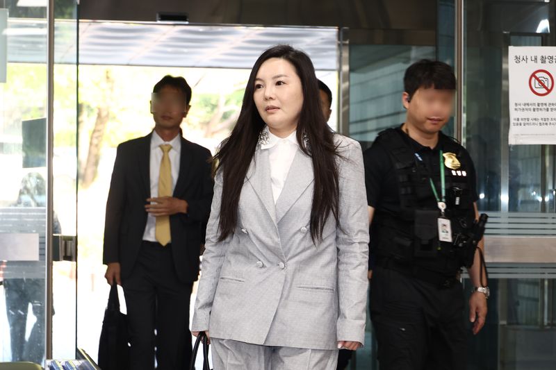 [서울=뉴시스] 고승민 기자 = 300억원대 사기 혐의를 받는 차가원 피아크그룹 회장 및 원헌드레드 대표가 구속 전 피의자 심문(영장실질심사)를 받기 위해 3일 서울중앙지방법원으로 출석하고 있다. 차 대표는 자사 소속 연예인의 지식재산권(IP)을 이용한 사업을 주식회사 노머스에 제안해 계약을 체결하고 242억원의 선수금을 받았으나 실제 사업을 이행하지 않은 혐의를 받는다. 피해 규모는 약 300억원으로 조사됐다. 2026.08.03. kkssmm99@newsis.com