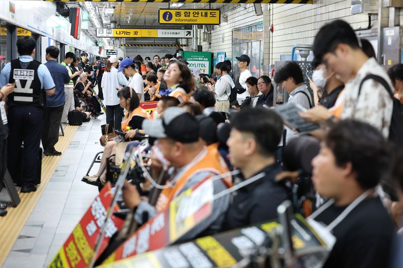 전국장애인차별철폐연대(전장연) 소속회원들이 3일 혜화역 4호선 플랫폼에서 "장애인 권리예산 책임 보장" 등을 촉구하며 지하철 탑승 시위를 하고 있다. 연합뉴스