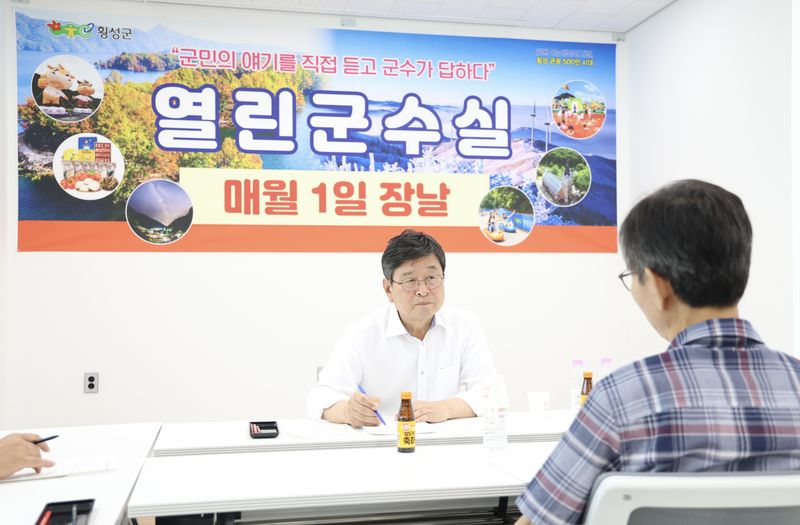 장신상 횡성군수(사진 왼쪽)가 지난 1일 횡성전통시장 조합 고객센터에서 민선9기 첫 '횡성 장날 열린 군수실'을 열었다. 횡성군 제공