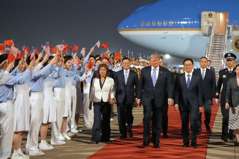 [베이징=AP/뉴시스] 시진핑 중국 국가주석과 정상회담을 위해 중국을 방문한 도널드 트럼프 미국 대통령이 5월 13일 베이징 수도 국제공항에 도착해 한정 중국 부주석과 함께 이동하고 있다. 2026.08.03.
