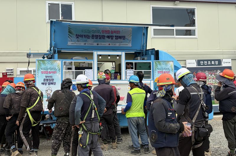 지난달 28일 에코델타시티 11·24블럭 민간참여 공공분양주택 건립사업 현장에서 진행된 ‘2026 안전 푸드트럭’ 행사 현장. 부산도시공사 제공
