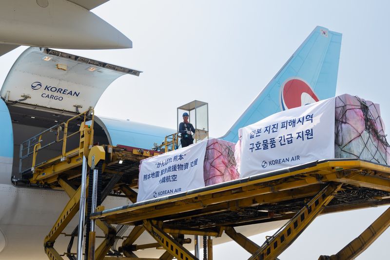 지난 1일 오후 구마모토현 이재민들에게 제공할 생수를 기타큐슈행 KE557편 화물기에 탑재되고 있다. 대한항공 제공
