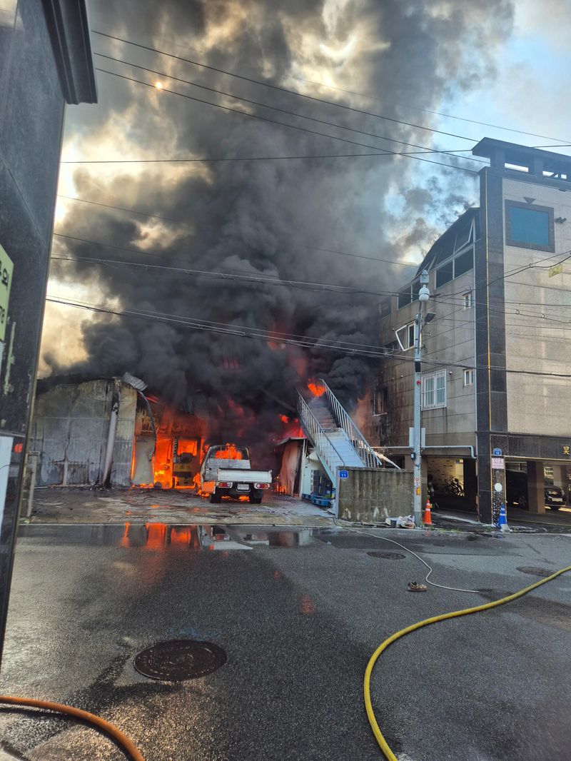 3일 오전 울산 남구 삼산동의 한 페인트 판매업체에서 화재가 발생해 검은 연기를 내뿜고 있다. 이 불로 현재까지 1명이 사망하고 4명의 부상자가 발생했다. 울산소방본부 제공