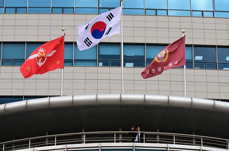 [서울=뉴시스] 사진공동취재단 = 방한중인 로이드 오스틴 미국 국방부 장관과 이종섭 국방부 장관이 31일 오후 용산 국방부 청사에서 한·미 국방장관 회담을 앞두고 국방부 관계자가 청사 주변을 하고 주시하고 있다. 2023.01.31. photo@newsis.com