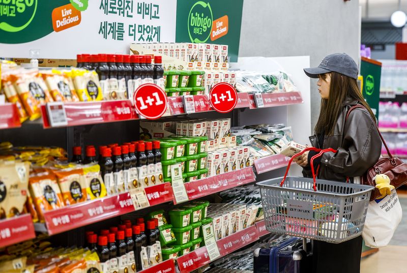 [서울=뉴시스] 정병혁 기자 = 3일 서울 중구 롯데마트 서울역점을 찾은 외국인 여행객들이 과자, 라면, 김 등 K푸드를 살펴보고 있다. 2026.04.03. jhope@newsis.com