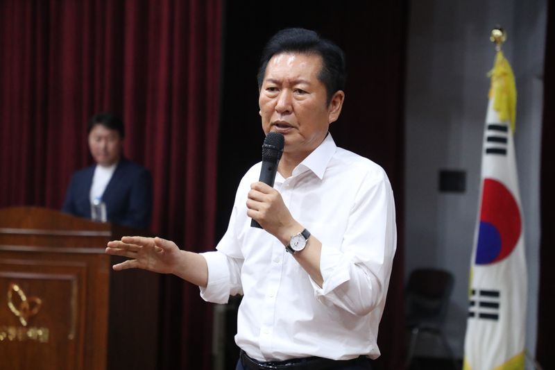 3일 강원 강릉시 교1동 강릉문화원에서 열린 '더불어민주당 강원 영동 당원 간담회'에 참석한 민주당 정청래 당 대표 후보가 지지를 호소하고 있다. 연합뉴스