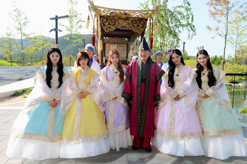 주낙영 경주시장과 경주시 관광 홍보대사 리센느가 지난 2일 경주 라원에서 신라공주 복장을 입고 기념촬영을 하고 있다. 경주시 제공