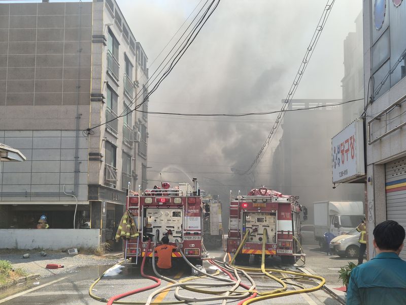 3일 오전 8시 20분께 울산 남구 한 페인트 창고에서 불이 나 연기가 하늘로 퍼지고 있다. 2026.8.3 ⓒ 뉴스1 박정현 기자