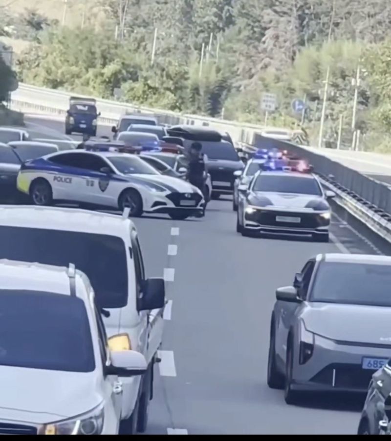 [진주=뉴시스]경찰, 도주하는 차량 가로막아 검거하는 현장.(사진=진주경찰서 제공).2026.07.30.photo@newsis.com *재판매 및 DB 금지