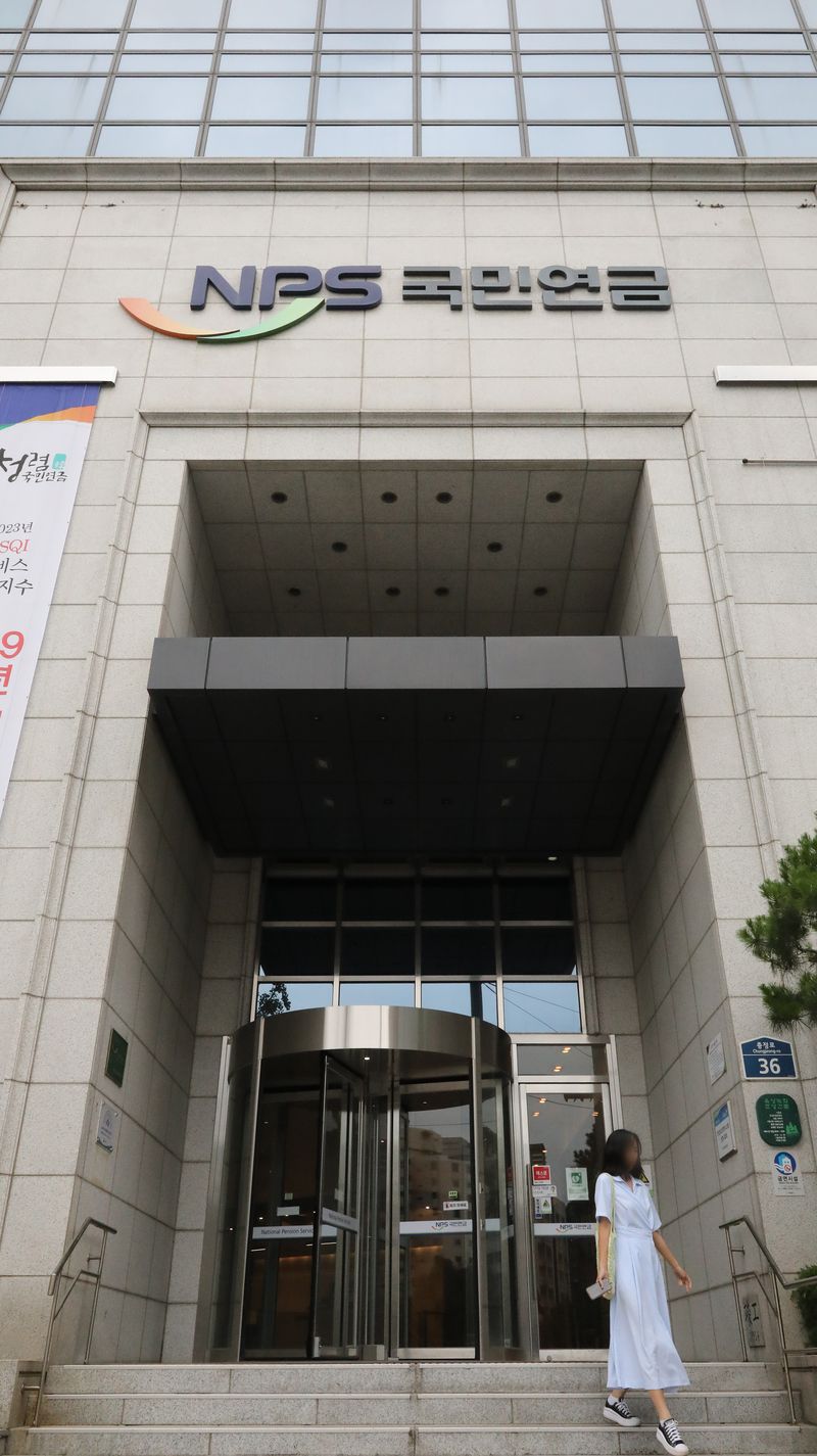 [서울=뉴시스] 김금보 기자 = 정부가 국민연금 보험료 산정의 기준소득월액 상한액을 553만원에서 590만원으로, 하한액을 35만원에서 37만원으로 조정하면서, 다음달부터 590만원 이상의 월급을 받는 직장인은 국민연금 보험료가 월 1만6650원 더 내게 된다. 사진은 12일 서울 시내 한 국민연금공단 사옥. 2023.06.12. kgb@newsis.com