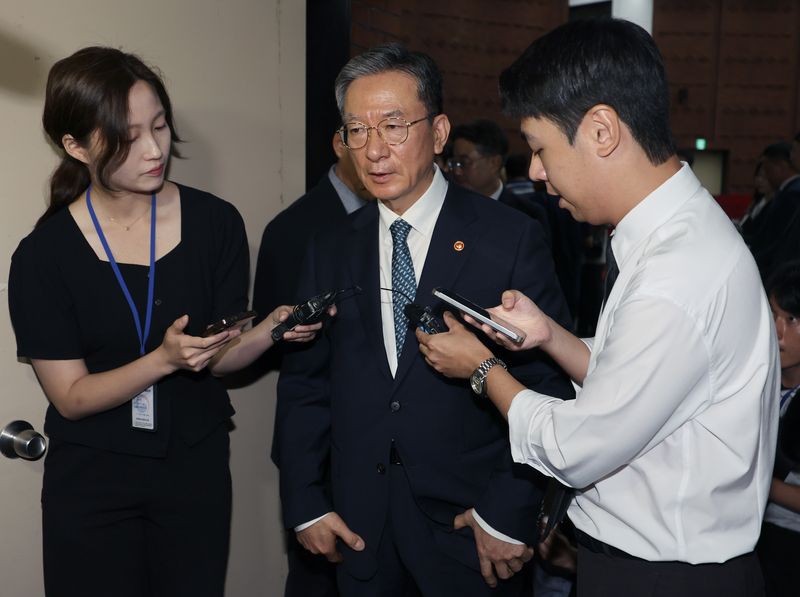 [과천=뉴시스] 김금보 기자 = 정성호 법무부 장관이 3일 경기 과천시 정부과천청사에서 신임검사 임관식을 마친 뒤 형사소송법 개정안 관련 취재진 질문에 답하고 있다. 2026.08.03. kgb@newsis.com