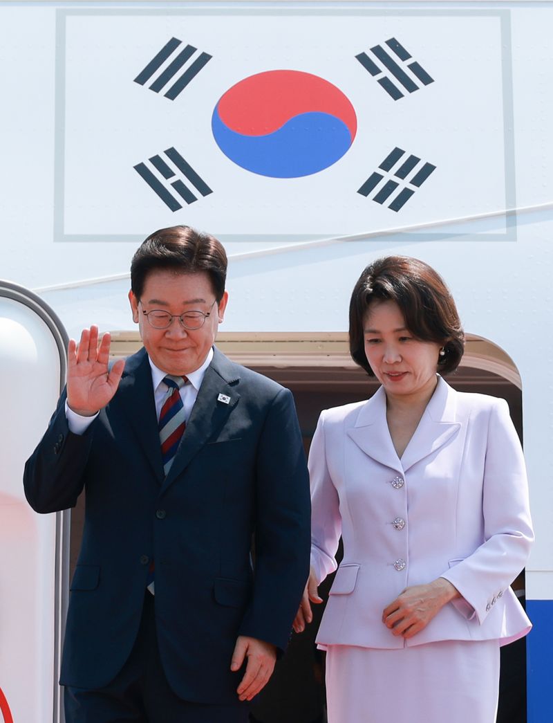 미국ㆍ남미ㆍ독일 순방을 마치고 귀국한 이재명 대통령과 김혜경 여사가 3일 성남 서울공항에 도착한 공군 1호기에서 환영객에게 인사하고 있다. 연합뉴스